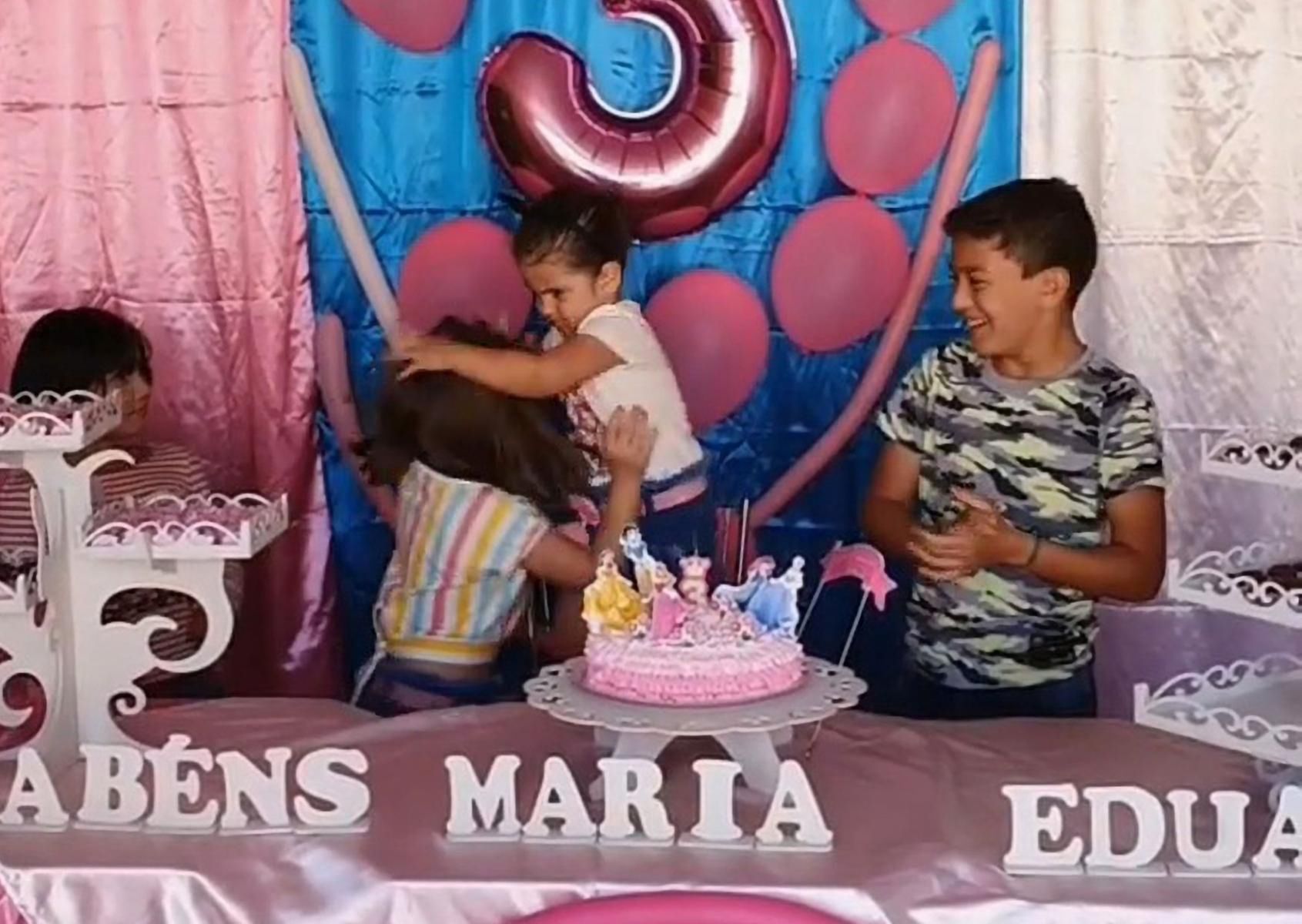 Zdenerwowana Maria Eduarda atakuje swoją siostrę