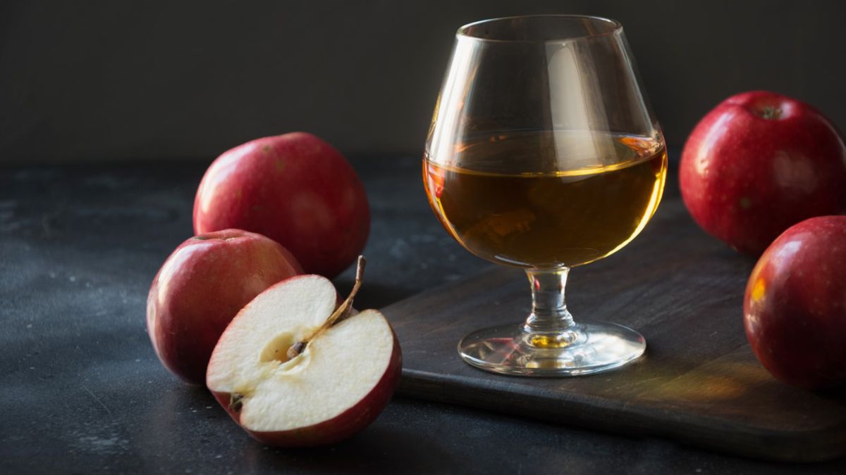 Calvados, nazwany brandy calvados lub destylatem cydru jest popularnym trunkiem, który w zależności od profilu smakowego serwowanym jako aperitif lub digestif.