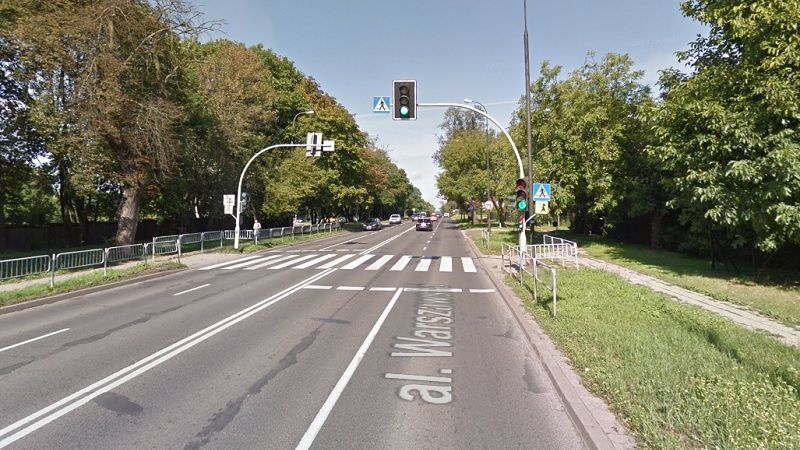Sygnalizacja świetlna na al. Warszawskiej, przy przejściu dla pieszych w pobliżu ul. Tulipanowej