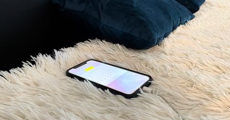 Ładujesz telefon w nocy? Oto, co się dzieje przez to z Twoją komórką