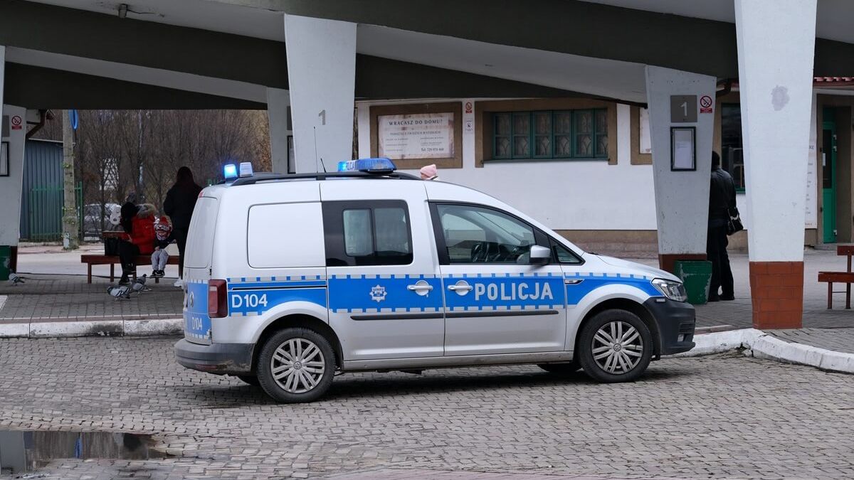 Policyjny radiowóz na dworcu PKS przy al. Tysiąclecia w Lublinie