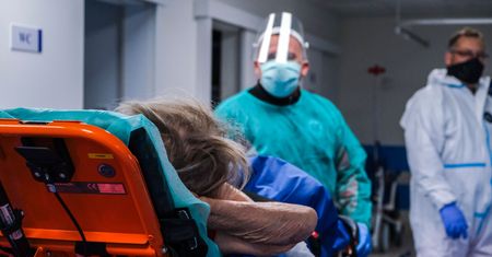 Rekord zakażeń. Dr Fiałek ostrzega: to było do przewidzenia