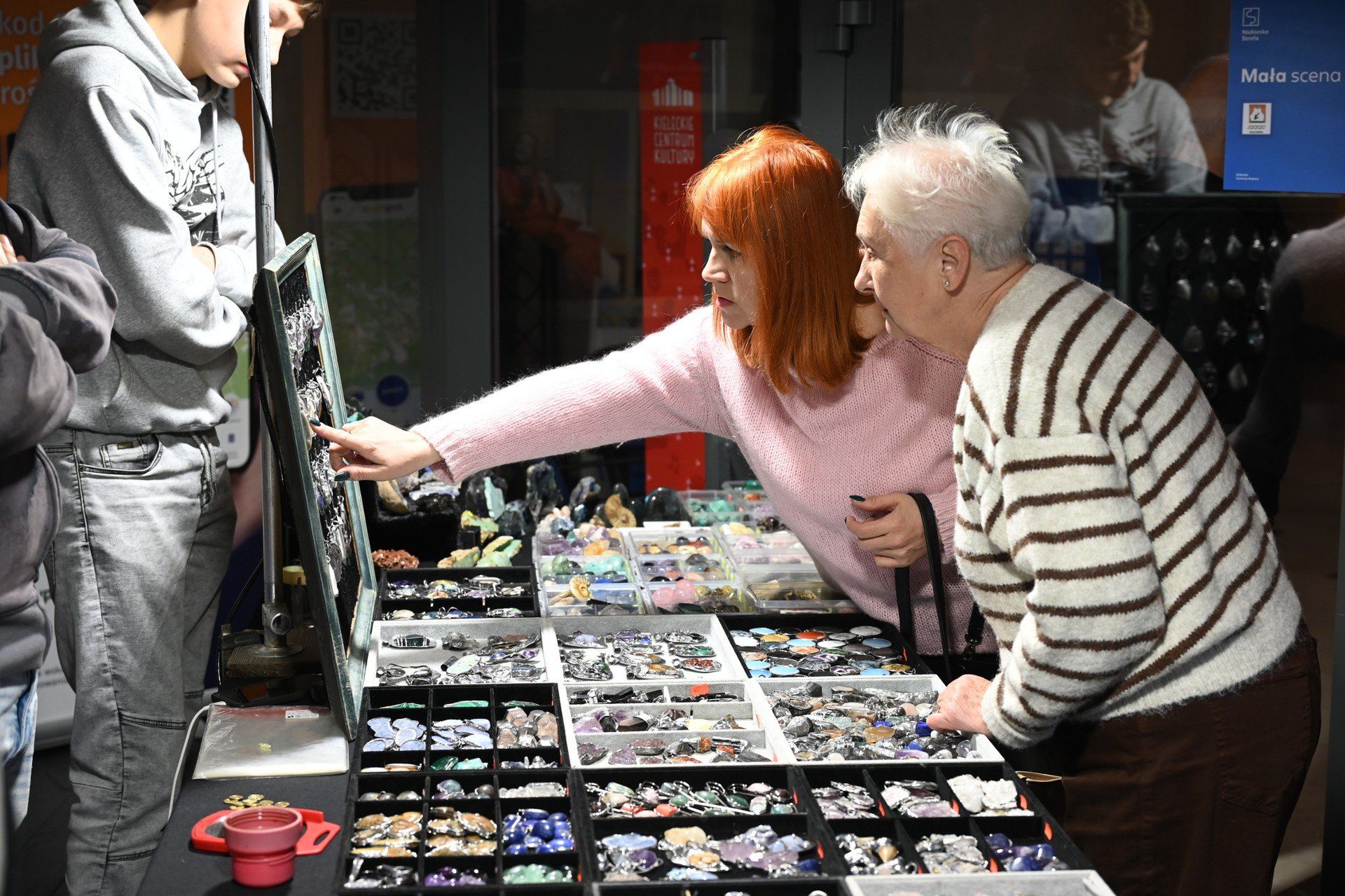 Wśród wystawców nie brakowało ręcznie robionej biżuterii - złotej, srebrnej, ze stali szlachetnej, wysadzanej kamieniami w najróżniejszych kolorach. 