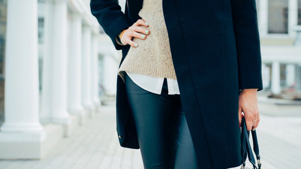 Pod ciepły sweter warto włożyć koszulę z kołnierzykiem