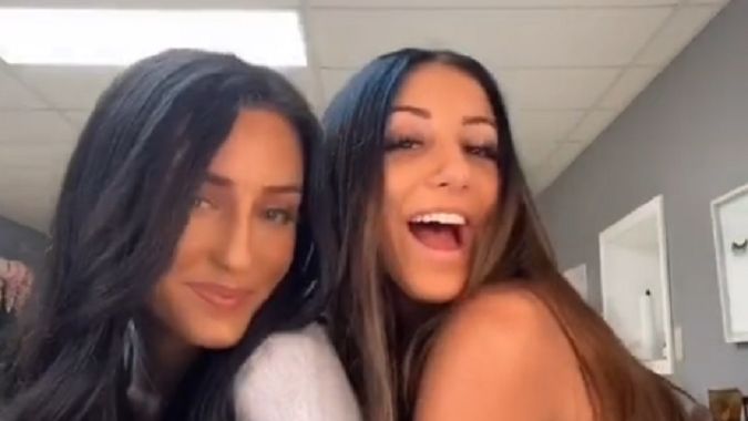 Nowy trend na TikToku. Nastolatki pozują z mamami