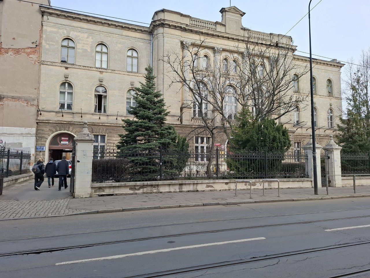Tak wyglądała elewacja IV LO przed remontem