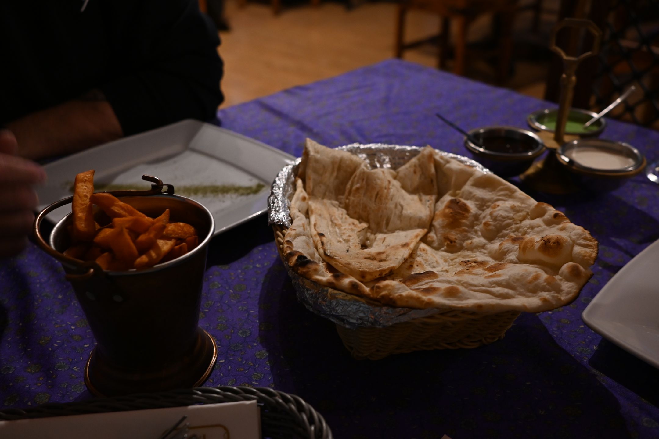 Chlebki naan i frytki z batatów