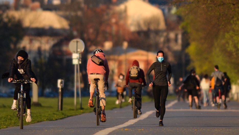 Koronawirus w Polsce. Biegacze i rowerzyści tłumnie korzystają z rządowego przyzwolenia