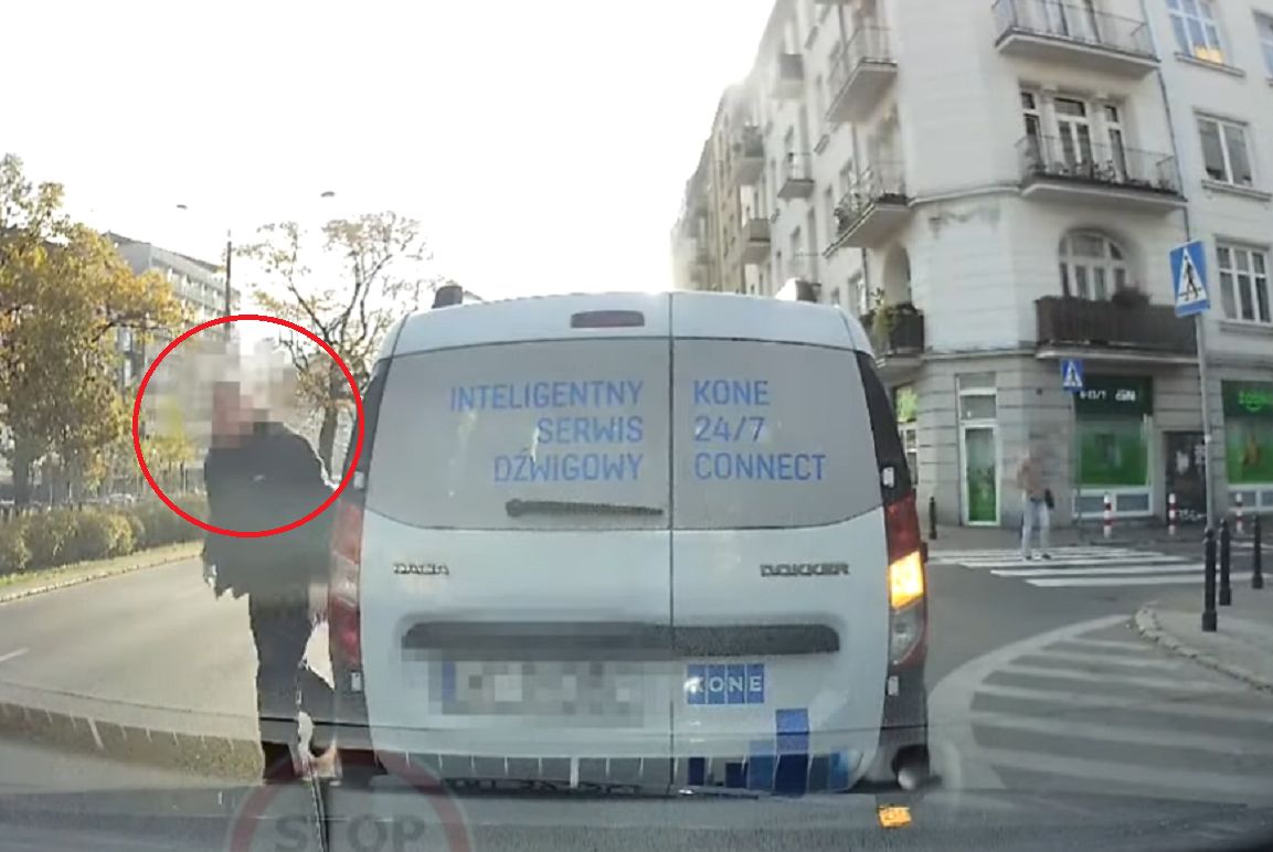 Agresja drogowa w Warszawie. Kierowca wyszedł z auta (YouTube)