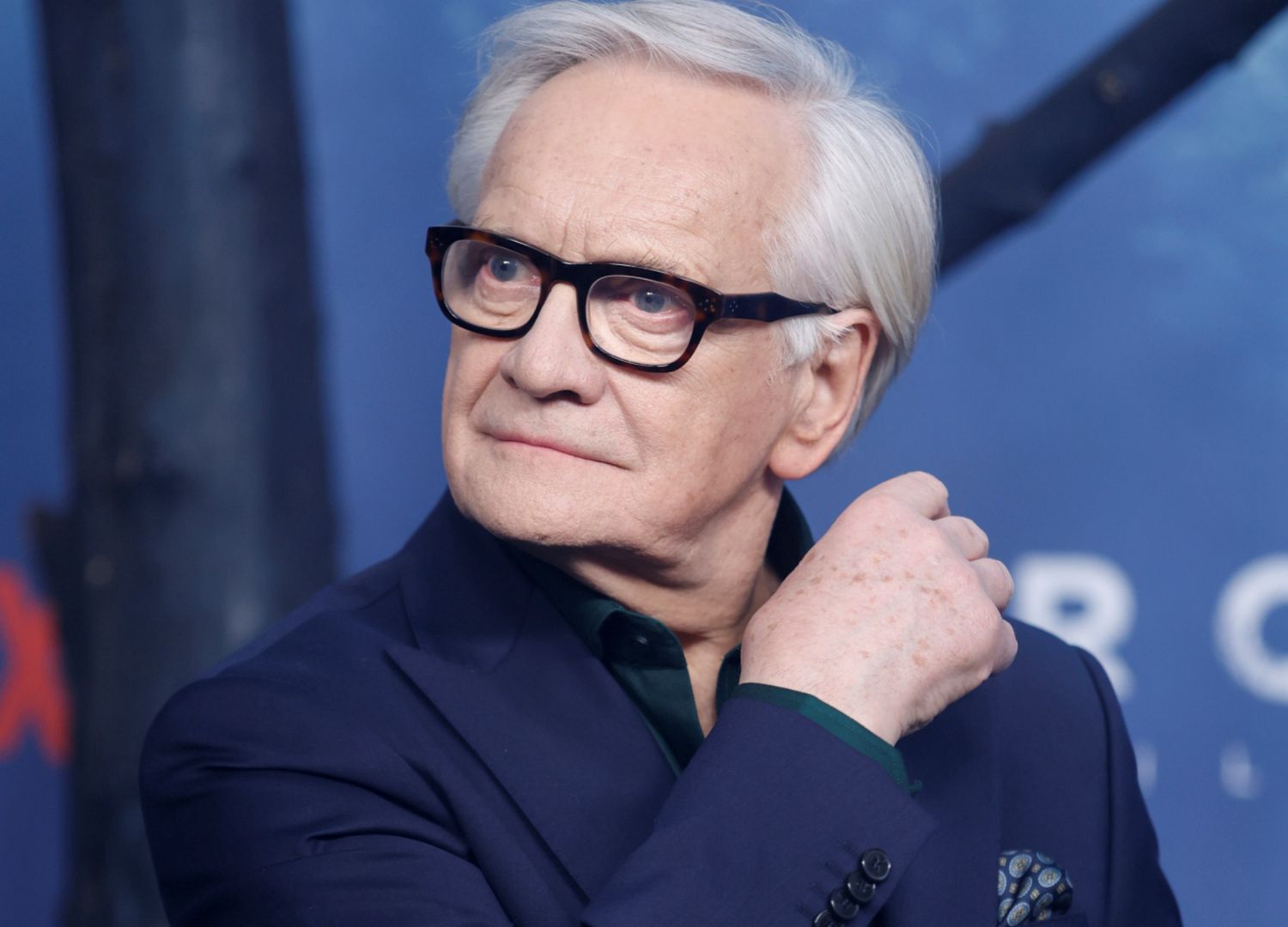 Fot. Podlewski/AKPA
luty 2024, Netflix, oczy niebieskie, premiera, premiera serialu, Rojst Millenium, "Rojst Millenium" - premiera serialu Netflix, serial, portret, okulary z czarnymi oprawkami, Andrzej Seweryn