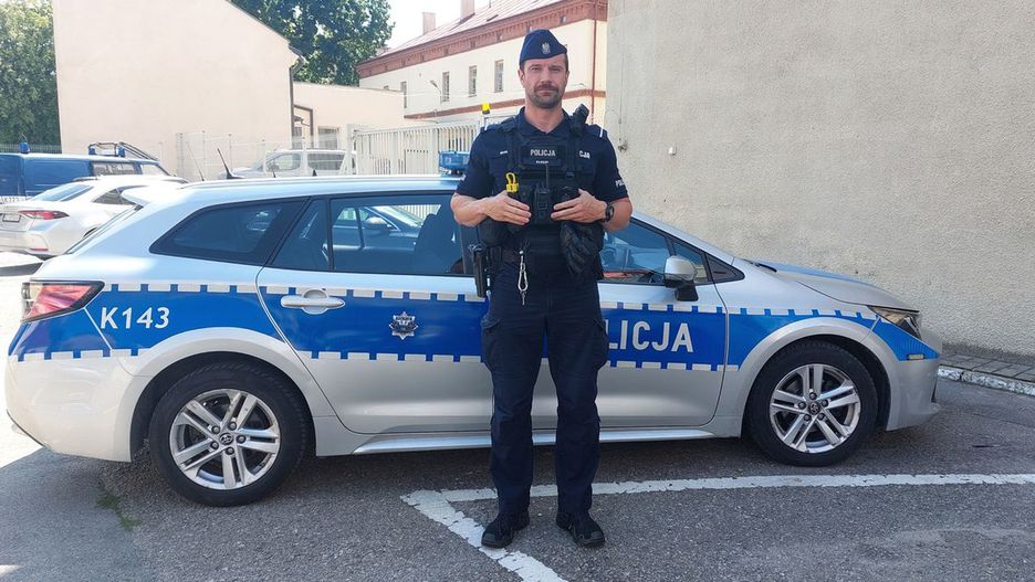 Starszy posterunkowy Marcin Popek z podkarpackiej policji