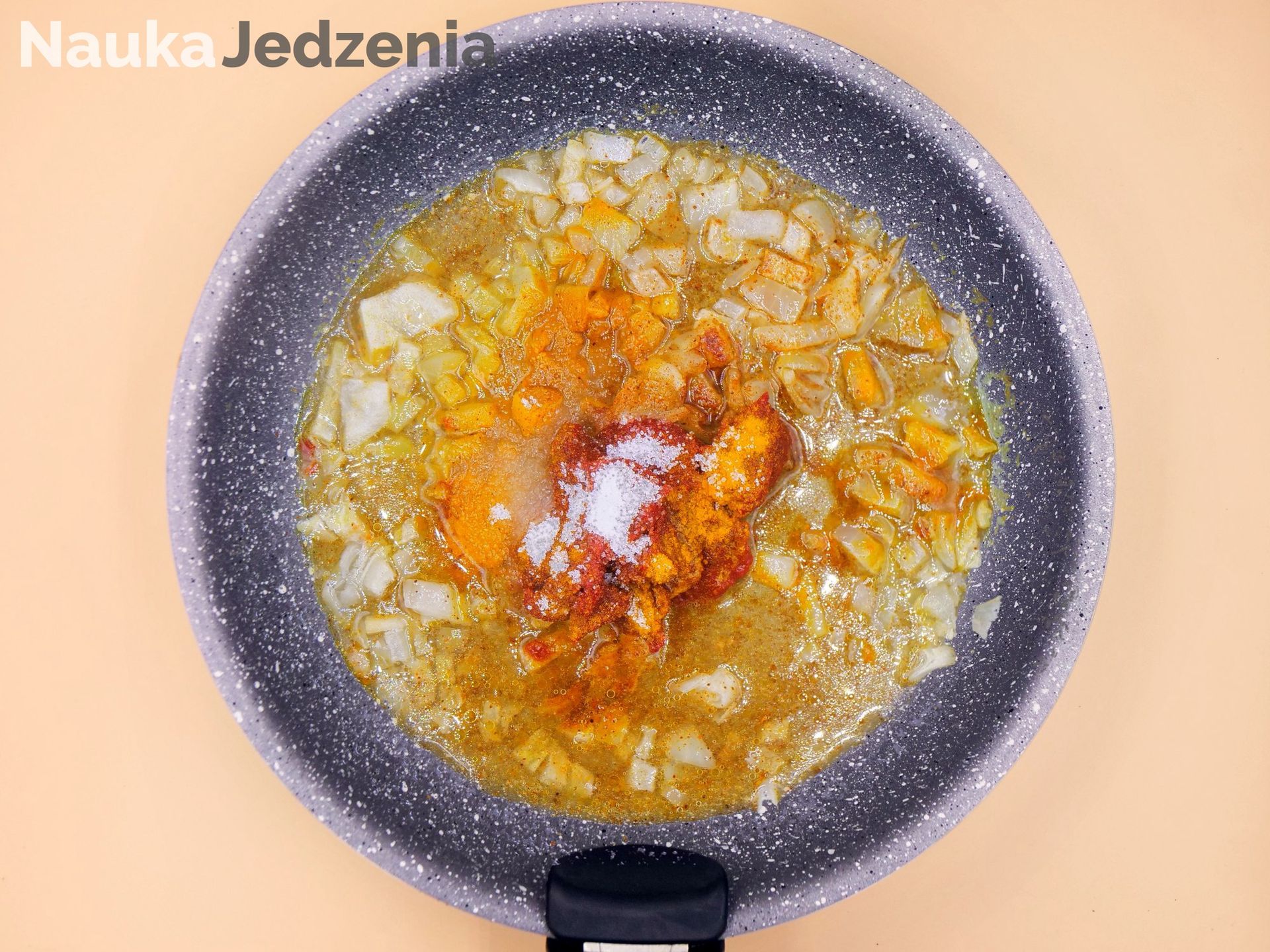 Duszenie cebuli z przyprawami