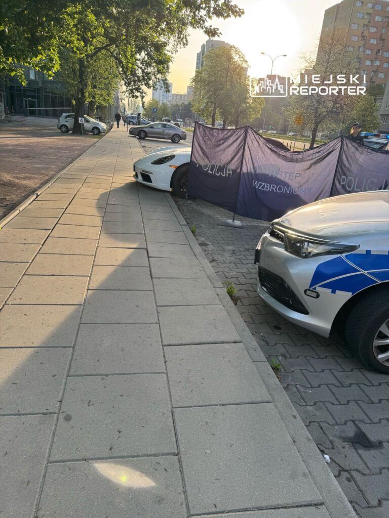 Zajrzał do Porsche. W środku zwłoki mężczyzny. Fot. Miejski Reporter