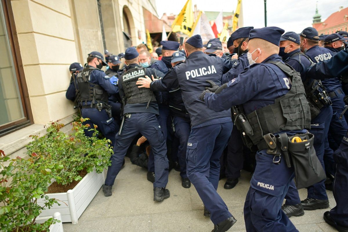 Oburzający apel policji. "Możemy użyć miotacza gazu". Reakcja?