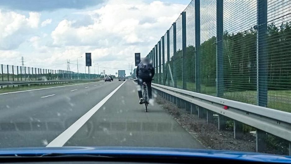 Rowerzysta jechał drogą ekspresową S-3