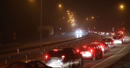 Zakopianka. Turyści wracają z gór, na trasie tworzy się korek