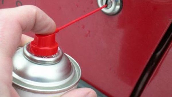 Dla zamków samochodowym dedykowane są specjalne typy smarów, np. litowe lub silikonowe