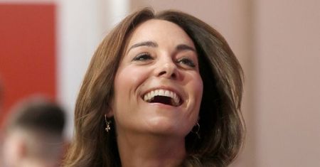 Wszechstronna Kate Middleton próbowała swoich sił jako MODELKA! Wystąpiła na pokazie w bieliźnie (FOTO)