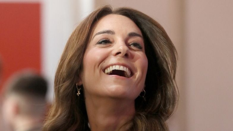 Wszechstronna Kate Middleton próbowała swoich sił jako MODELKA! Wystąpiła na pokazie w bieliźnie (FOTO)