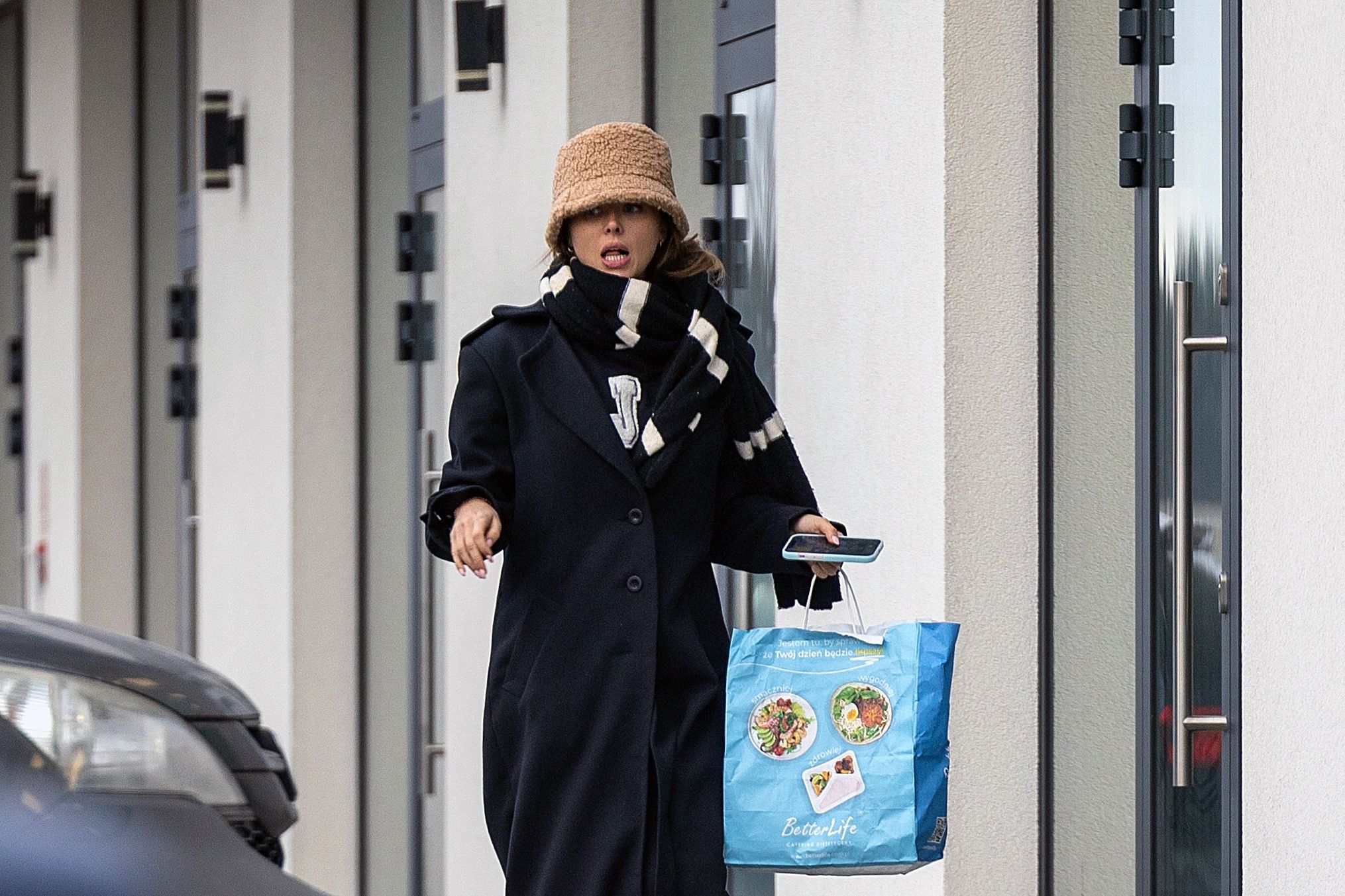 Joanna Opozda załatwia sprawunki na mieście