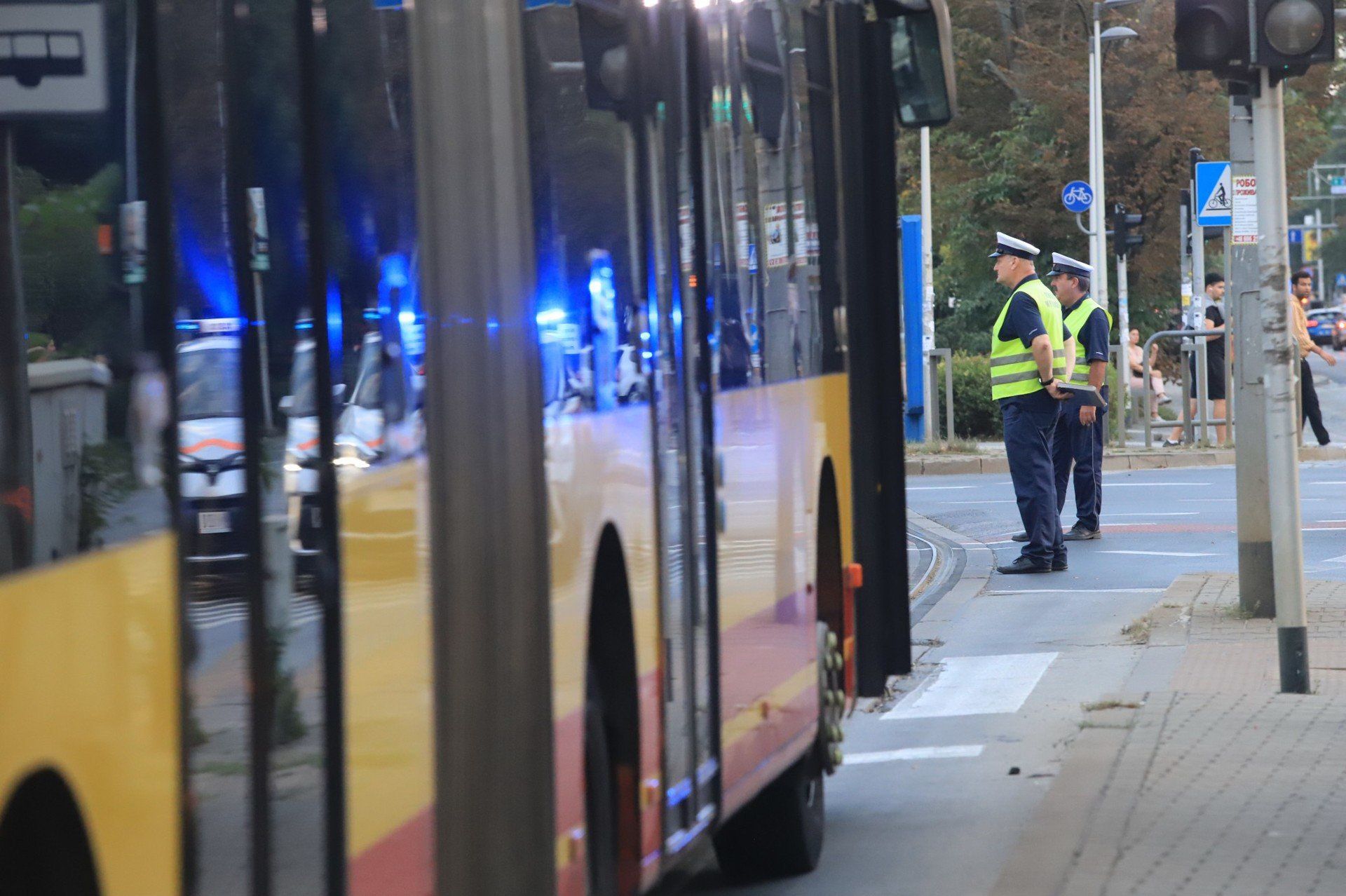 Zepsuty autobus - kiedy wolno omijać pojazd na pasie ruchu?