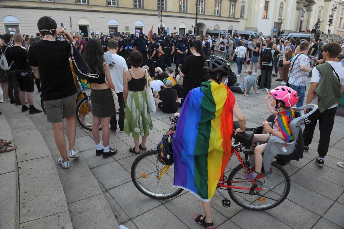 Protesty przeciwko zatrzymaniu aktywistki LGBT w Warszawie