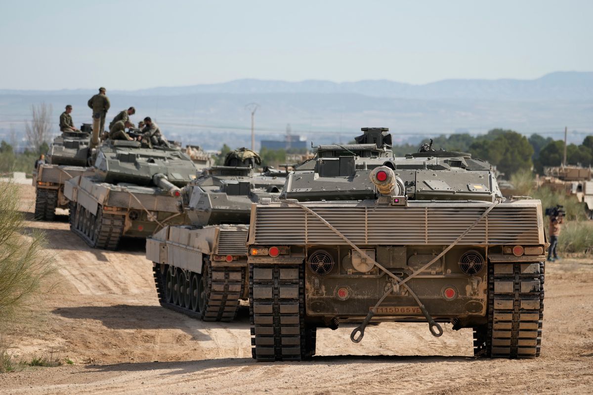 Czołgi Leopard 2E podczas szkoleń ukraińskich sił zbrojnych w bazie wojskowej San Gregorio pod Saragossą w Hiszpanii
