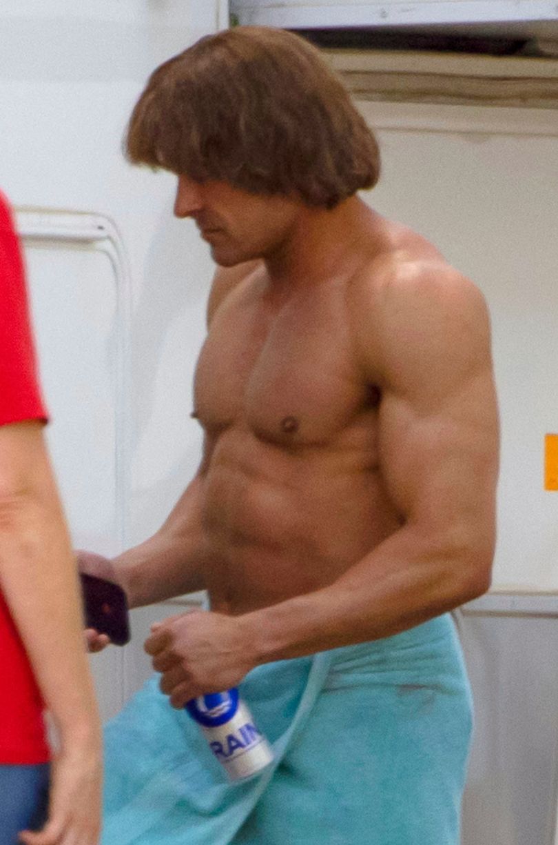 Napakowany Zac Efron przechadza się po planie nowego filmu