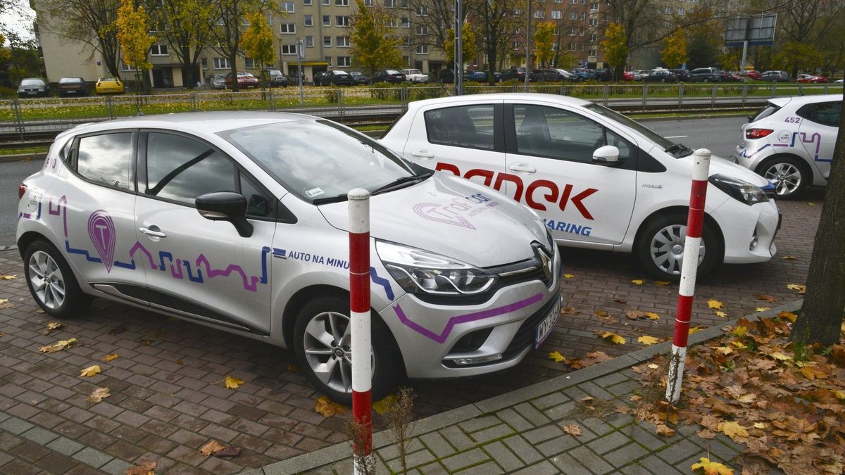 Srebrne renault clio i biała toyota yaris to widok, do której Warszawiacy zdążyli już przywyknąć.