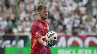 Kacper Tobiasz rozchwytywany na rynku transferowym. Kolejny klub zainteresowany bramkarzem Legii Warszawa