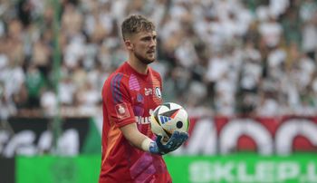 Kacper Tobiasz rozchwytywany na rynku transferowym. Kolejny klub zainteresowany bramkarzem Legii Warszawa