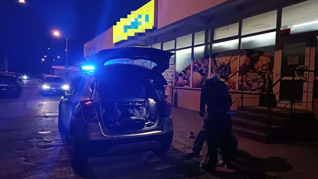 Napad na sklep. Napastnik groził nożem ekspedientce