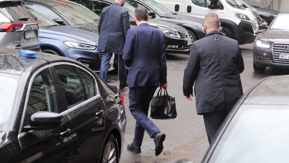 Wybory 2020. W siedzibie PiS zebrali się m.in. członkowie rządu oraz Jarosław Gowin