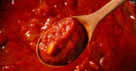 Najlepszy sos pomidorowy do makaronu. Zanim zblendujesz, zrób jedną rzecz