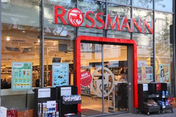 Rossmann przecenia kosmetyki. Promocja do 5 sierpnia
