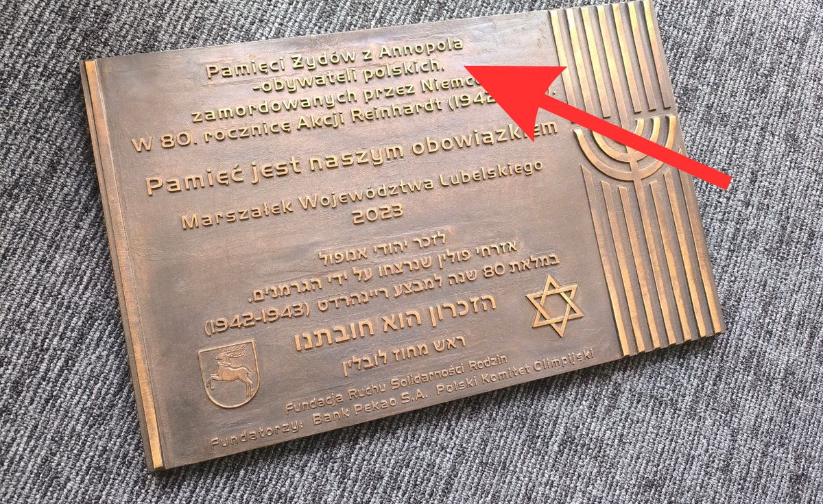 Burmistrzowi Annopola nie spodobało się, że tablica jest poświęcona tylko Żydom. Dlatego tablicy nie przyjął