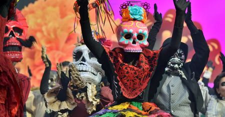 Halloween. Alkohol na grobach i palenie pieniędzy - ciekawostki z różnych zakątków świata