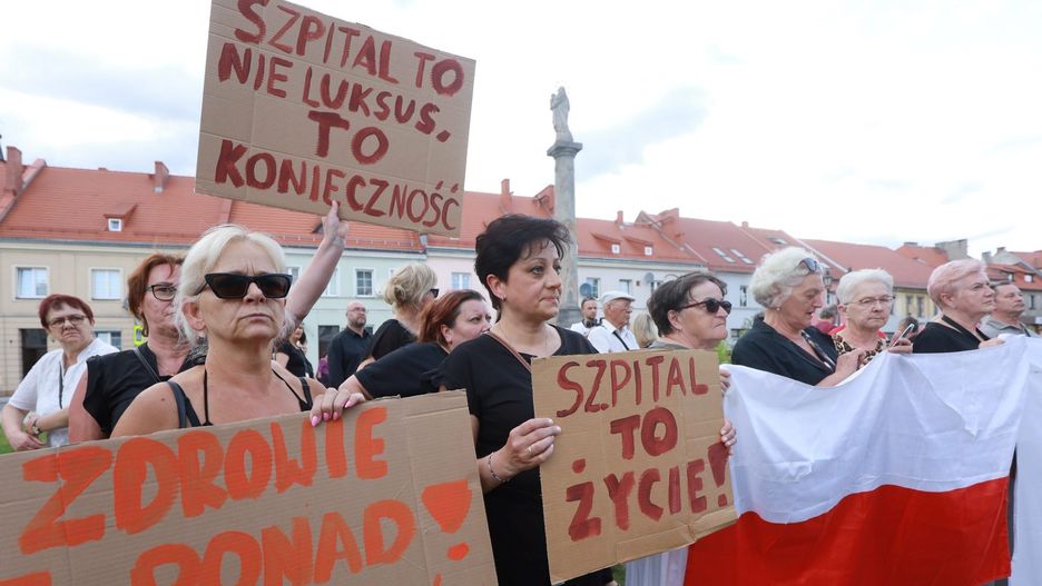 PROTEST NA RYNKU W PYSKOWICACH PRZECIWKO LIKWIDACJI SZPITALA