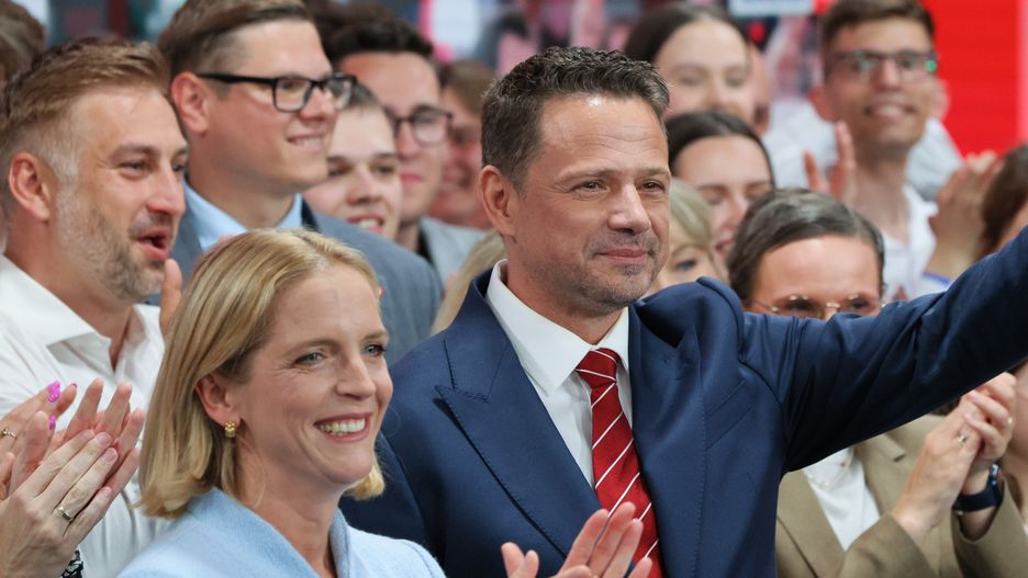 Warszawa, 01.06.2025. Wybory prezydenta RP - II tura. Kandydat KO w wyborach prezydenckich, prezydent Warszawy Rafał Trzaskowski (C) z żoną Małgorzatą (L) w sztabie wyborczym w Warszawie, 1 bm. Zakończyło się głosowanie w II turze wyborów prezydenta RP. (aldg) PAP/Paweł Supernak