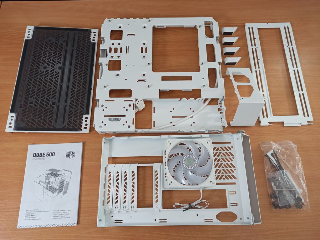 Obudowa pozwala na 4 różne konfiguracje - w tym test bench.