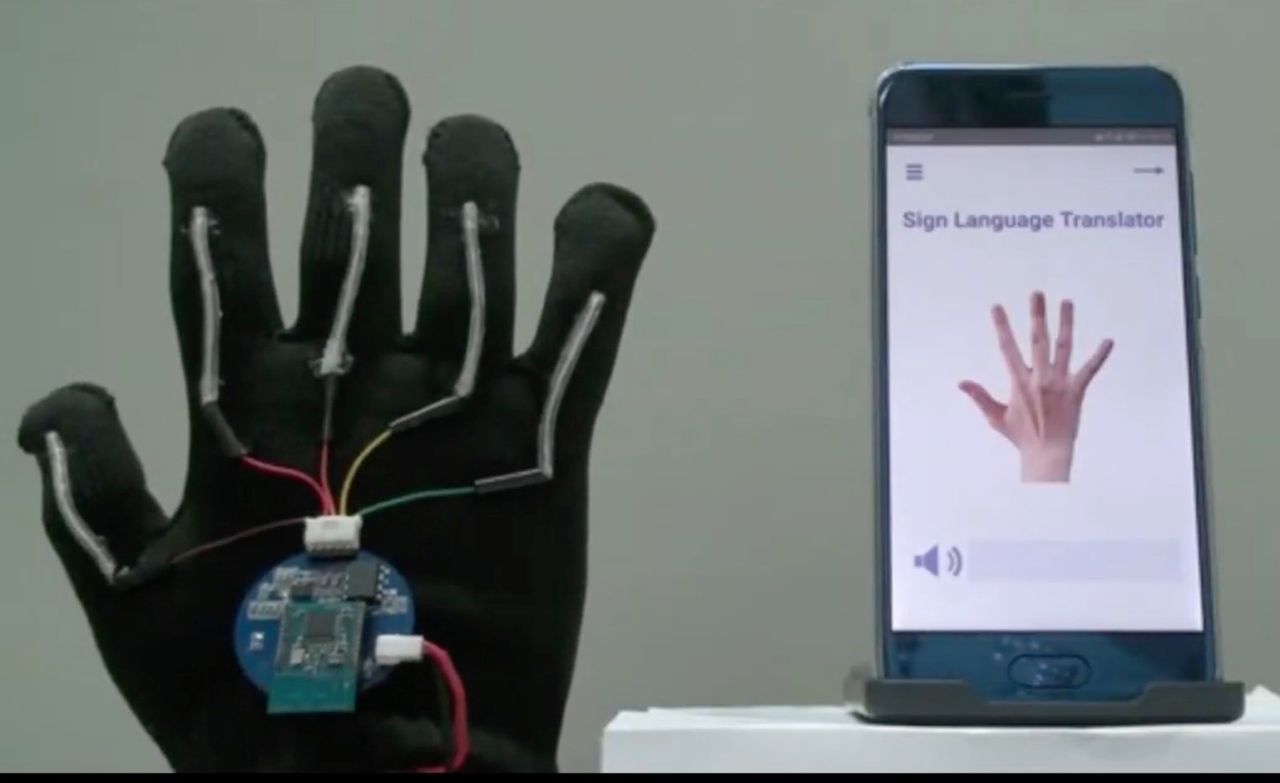 Rękawiczka + sztuczna inteligencja = tłumacz języka migowego w czasie rzeczywistym