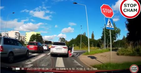 Pasażer wypadł z auta. Potem ruszył w kierunku kierowcy