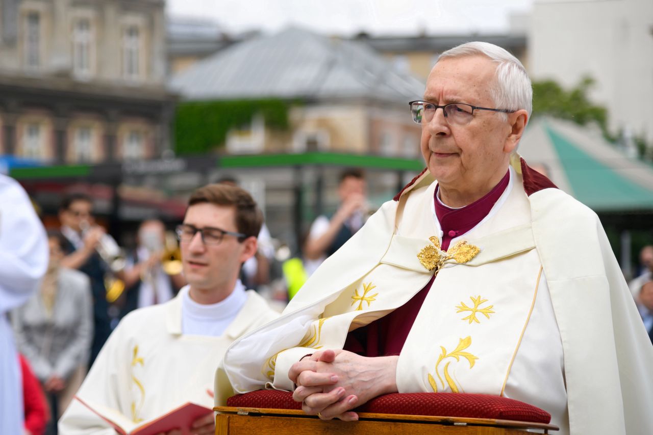 Koronawirus w Polsce. Abp Gądecki apeluje o zakrywanie ust i nosa podczas nabożeństw