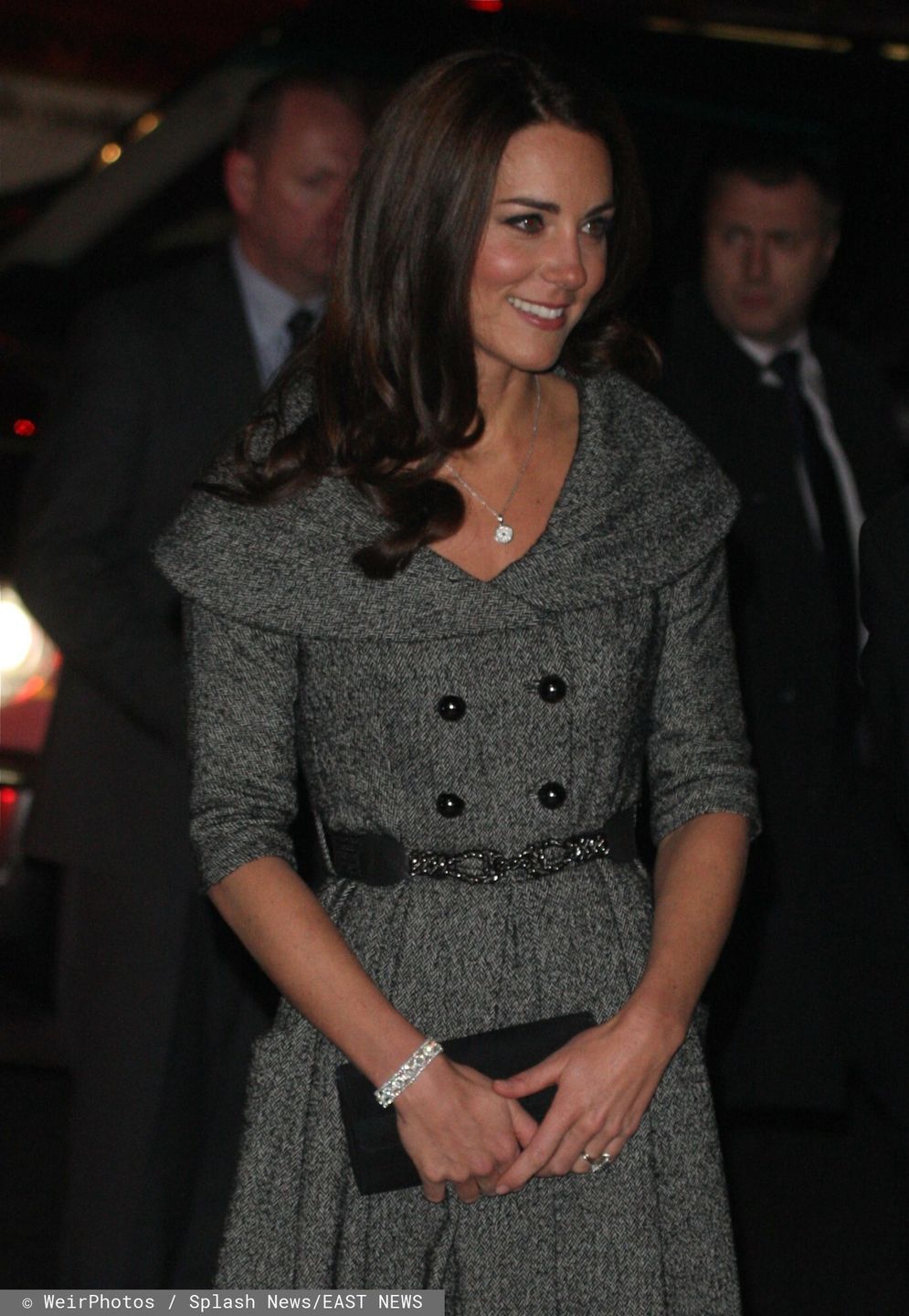 Ksi??na Catherine na wystawie The Lucien Freud Portraits
Kate Middleton the Duchess of Cambridge seen arrving at the National Portarit Gallery wearing a grey dress with a black bag and black high heels. The Duches of Cambridge looked very elegant and happy as she arrived to the event. This was her first public appearance without her husband Prince William.  Pictured: Kate Middleton
WeirPhotos / Splash News