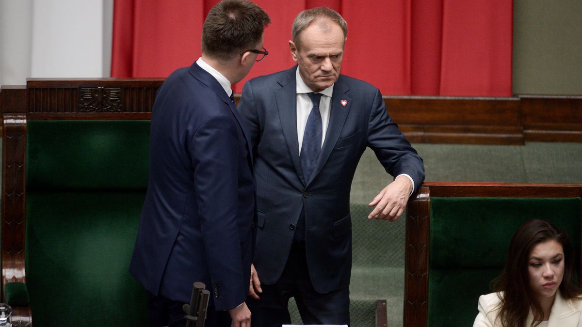 Donald Tusk, Szymon Ho�ownia
Warszawa, 12.12.2023. Premier Donald Tusk (P) i marsza�ek ni�szej izby parlamentu Szymon Ho�ownia (L) na sali obrad Sejmu, 12 bm. (ps/dw) PAP/Marcin Obara
Marcin Obara
1 1. posiedzenie posiedzenia, 10 10. X, kadencja, kadencji, obrad, plenarna, polityk polityka, Polityka, pose�, posiedzenie, posiedze�, pos�owie, sala, sejm