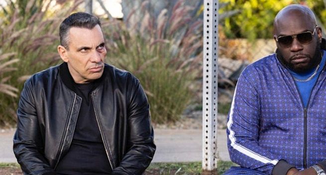 „Bukmacher” robi ukłon w stronę fanów „Dwóch i pół”. Recenzja nowej komedii HBO Max