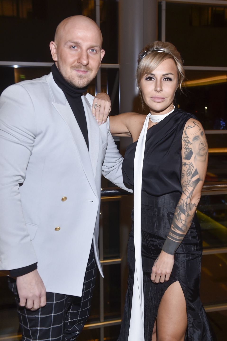 Blanka Lipińska eksponuje wytatuowane ramię na gali w hotelu Hilton