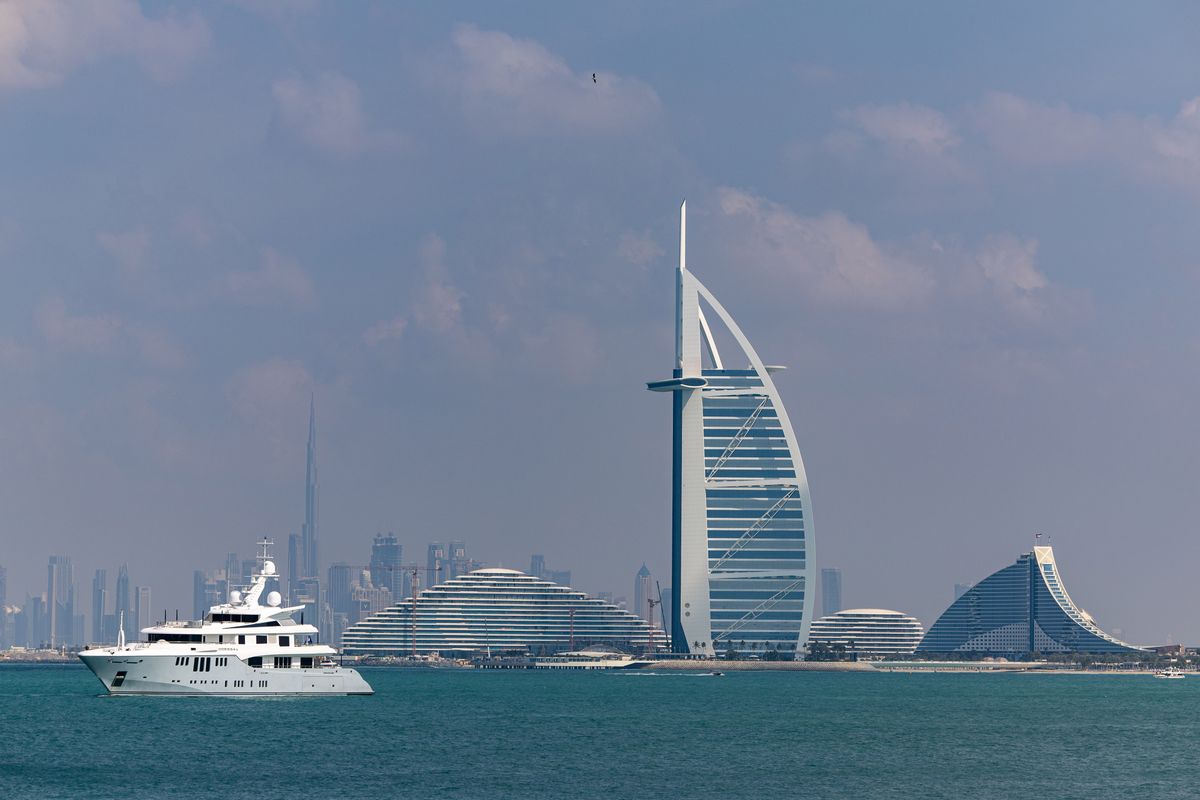Widok na luksusowy hotel Burdż al-Arab w Dubaju 