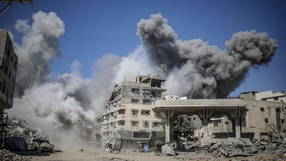 epaselect epa12409618 Smoke rises following an Israeli air strike during a military operation in Gaza City, Gaza Strip, 27 September 2025. More than 65,900 Palestinians have been killed in the Gaza Strip since October 2023, according to the Palestinian Ministry of Health, and about 1,200 Israelis have been killed since the launch of an Israeli military campaign in response to a cross-border attack by Hamas on 07 October 2023. EPA/MOHAMMED SABER Dostawca: PAP/EPA.