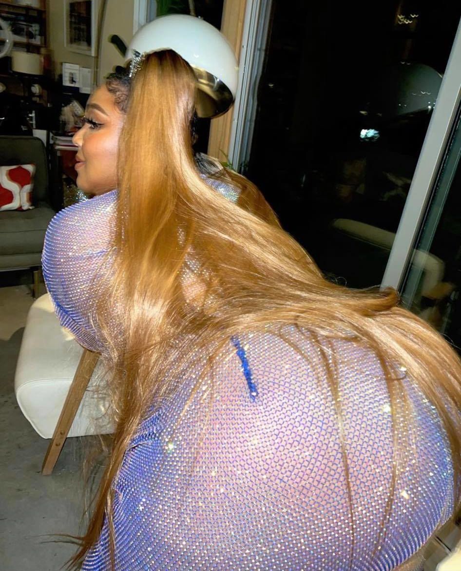 Lizzo szokuje w wyzywającej kreacji na urodzinach Cardi B